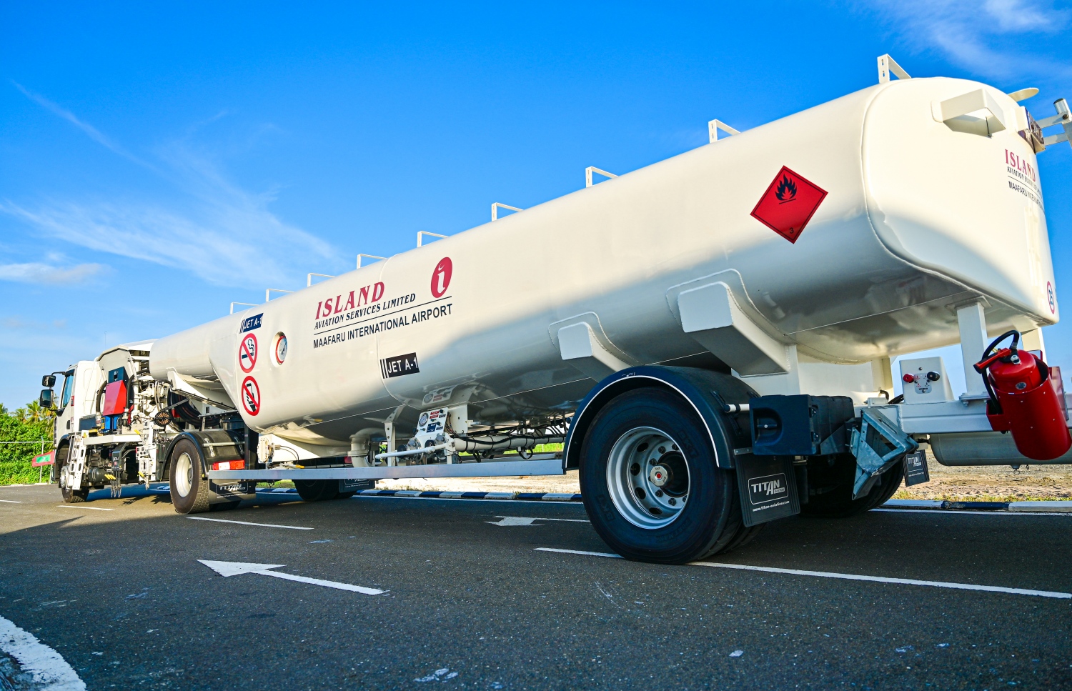 މާފަރު އިންޓަނޭޝަނަލް އެއާޕޯޓުގައި ހެދި އައިލެންޑް އޭވިއޭޝަންގެ ފުރަތަމަ ފިއުލް ފާމުގައި ތެޔޮ އުފުލަން ގެންގުޅޭ ބައުޒަރެއް.-- ފޮޓޯ: ނިޝާން އަލީ | މިހާރު