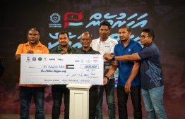 STO hands over the symbolic cheque for the donation to the Gaza Fund