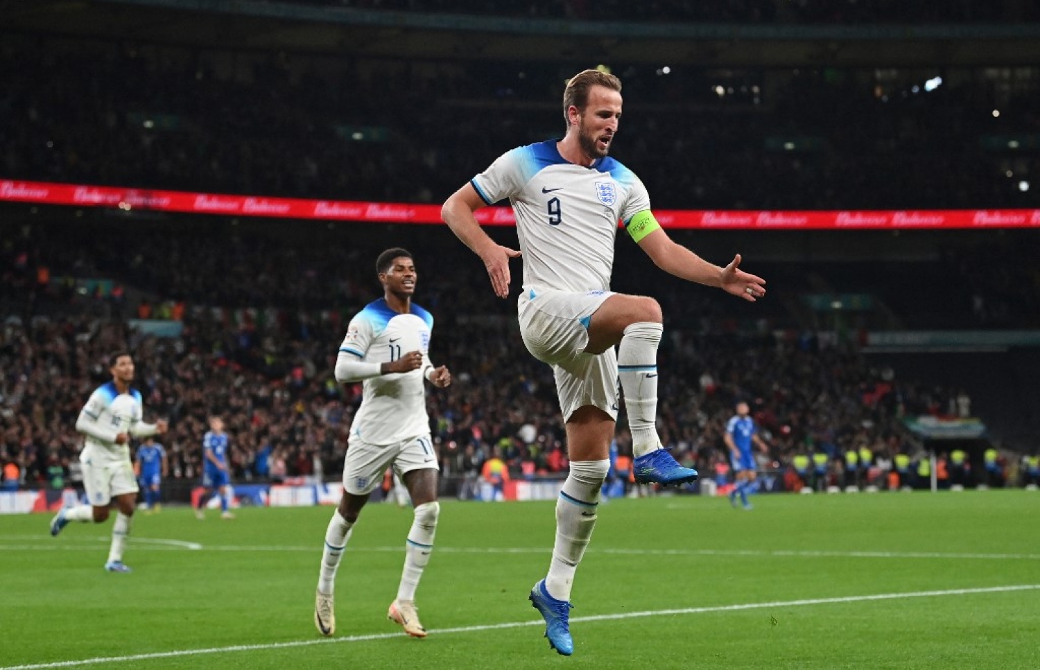 ހެރީ ކޭން، އިޓަލީ ކޮޅަށް ގޯލު ޖެހުމަށް ފަހު އުފާފާޅު ކުރަނީ.-- ފޮޓޯ: އޭއެފްޕީ