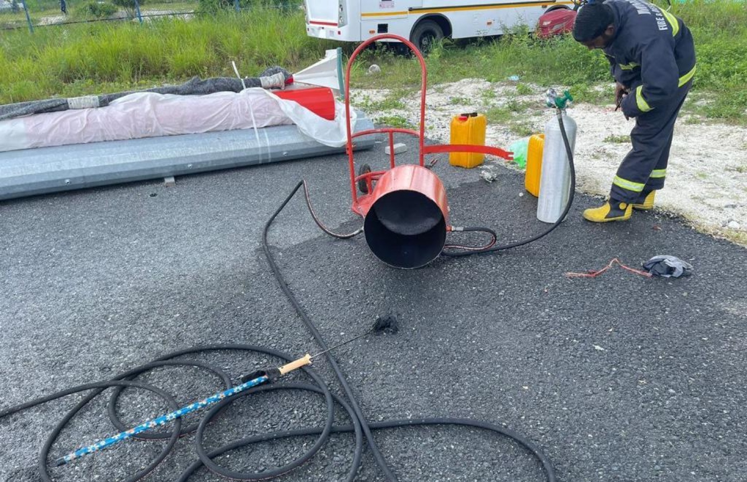 ކުޅުދުއްފުށީ އެއާޕޯޓުގައި އެއްޗެއް ގޮވައިގެން އެއާޕޯޓު ސްޓާފުން ހަރަކާތްތެރިވަނީ.-- ފޮޓޯ: އެމްއެންޑީއެފް