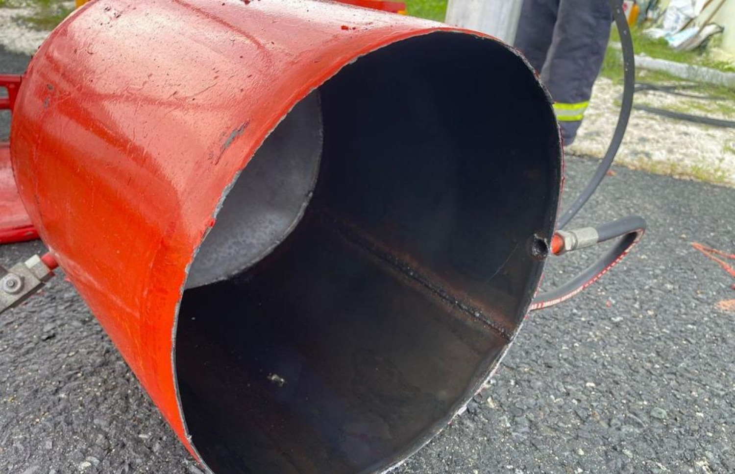 ކުޅުދުއްފުށީ އެއާޕޯޓުގައި ގޮވި، އެއާޕޯޓުގެ ފަޔާ ޓްރެއިނިންގައި ބޭނުންކުރާ ސިލިންޑަރު: އެ ހާދިސާ ހިނގީ ސިލިންޑަރު ރިފިލްކުރުމުގެ ތެރޭގައި.-- ފޮޓޯ: އެމްއެންޑީއެފް