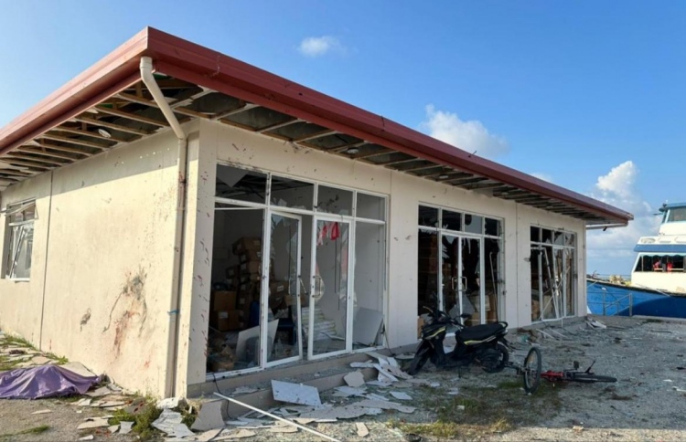 ބާރުގަދަ ގޮވުމާ އެކު، ދެ މީހުންގެ ހަށިތައް ޗިސްވެފައި