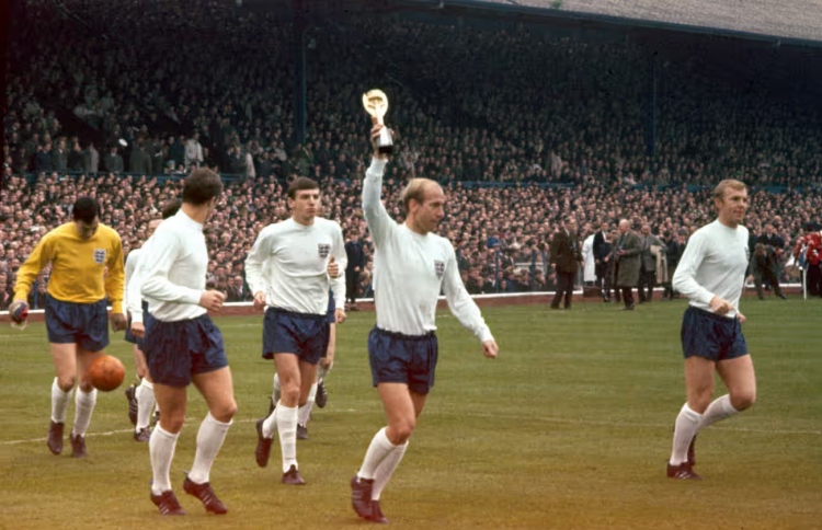 އިނގިރޭސި ފުޓްބޯޅަ ލެޖެންޑް ބޮބީ ޗާލްޓަން މަރުވެއްޖެ