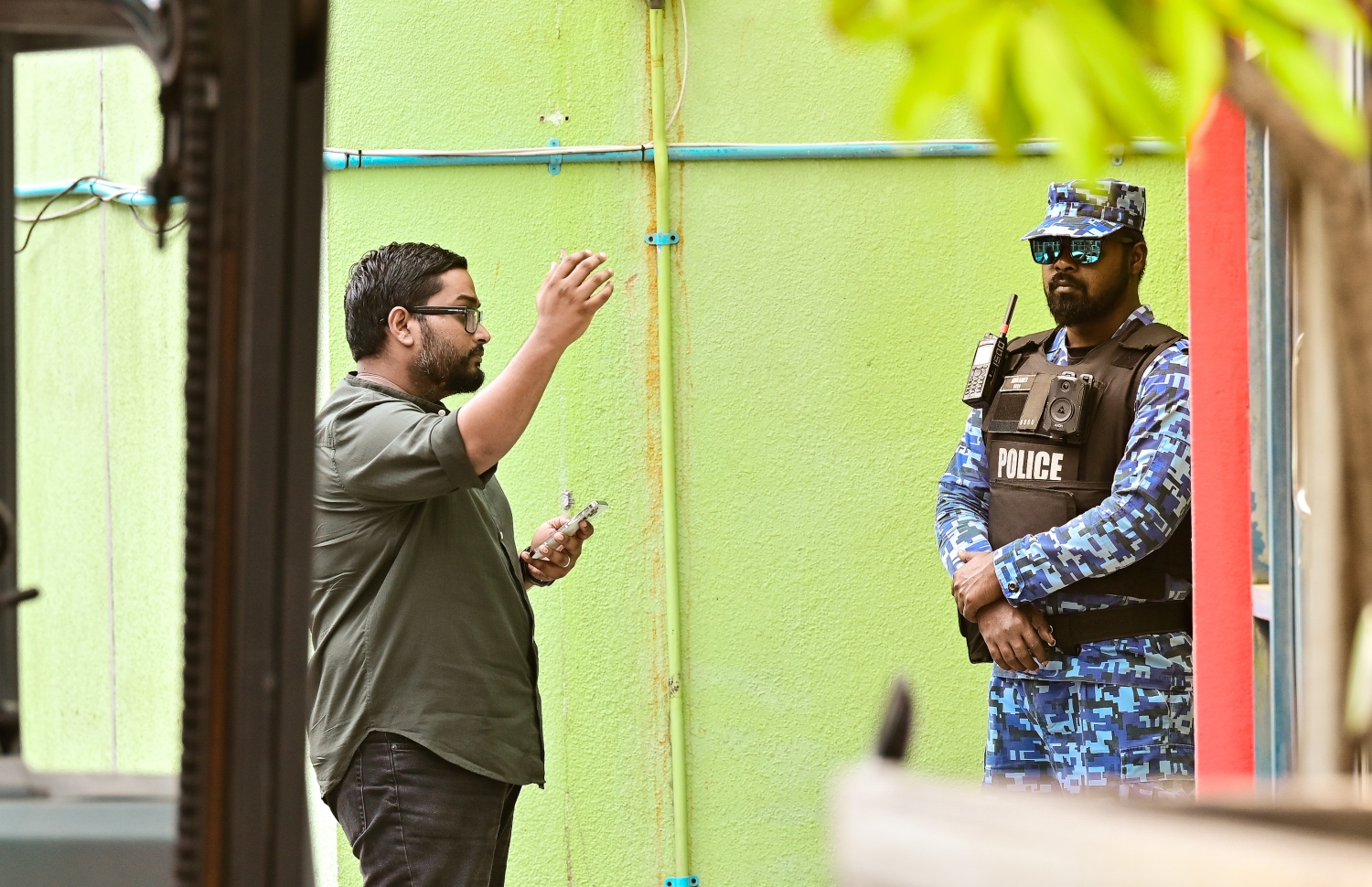 އެފްއޭއެމް ބަލާ ފާސްކުރުމުގެ މަސައްކަތް ފުލުހުން ކުރިއަށްދޮޔަ އިރު ބައްސާމް އެފްއޭއެމް އޮފީސް ކައިރީގައި: އެ ތަހުގީގު ކުރަނީ އެފްއޭއެމްގެ ވެރިން އެތަނުގެ ފައިސާ އަށް ހިޔާނާތްތެރި ވެފައިވާ ކަމުގެ ތުހުމަތުގައި --- ފޮޓޯ: ފަޔާޒު މުސާ | މިހާރު