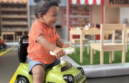 Child on toy vehicle at the day care centre -- Photo: Peek & Play