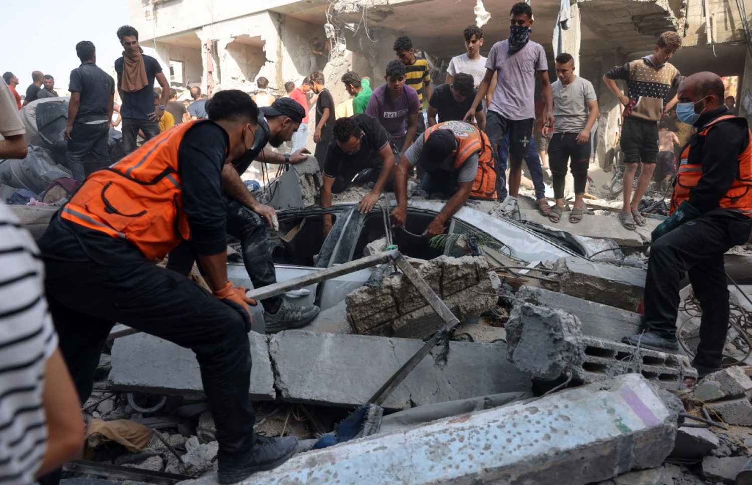 އިޒްރޭލުން ދިން ވައިގެ ހަމަލާއެއްގައި ބިމާހަމަވެފައިވާ އިމާރާތްތަކުން މީހުން ހޯދުމަށް ރެސްކިއު ޓީމުން ހަރަކާތްތެރިވަނީ.-- ފޮޓޯ: އޭއެފްޕީ