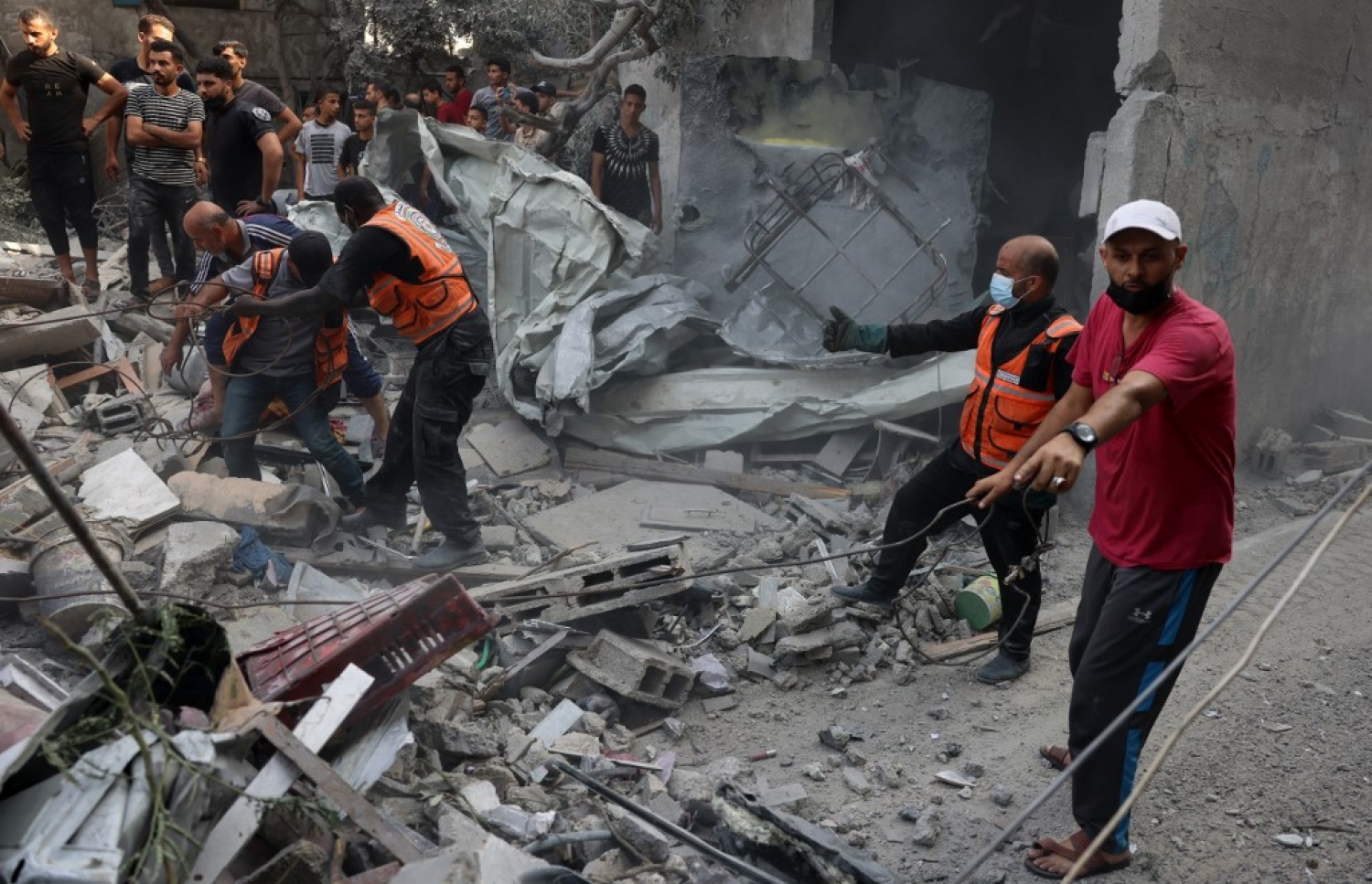 އިޒްރޭލުން ދިން ހަމަލާއެއްގައި އިމާރާތެއް ބިމާހަމަވެފައި.