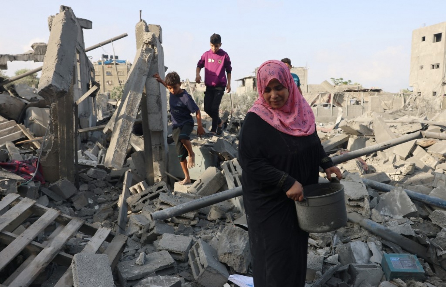 އިޒްރޭލުން ދިން ވައިގެ ހަމަލާއެއްގައި ސުންނާފަތިވެފައިވާ އިމާރާތްތަކެއް ބަލައިލުމަށް ފަލަސްތީނުގެ ބަޔަކު އެސަރަހައްދުގައި.-- ފޮޓޯ: އޭއެފްޕީ