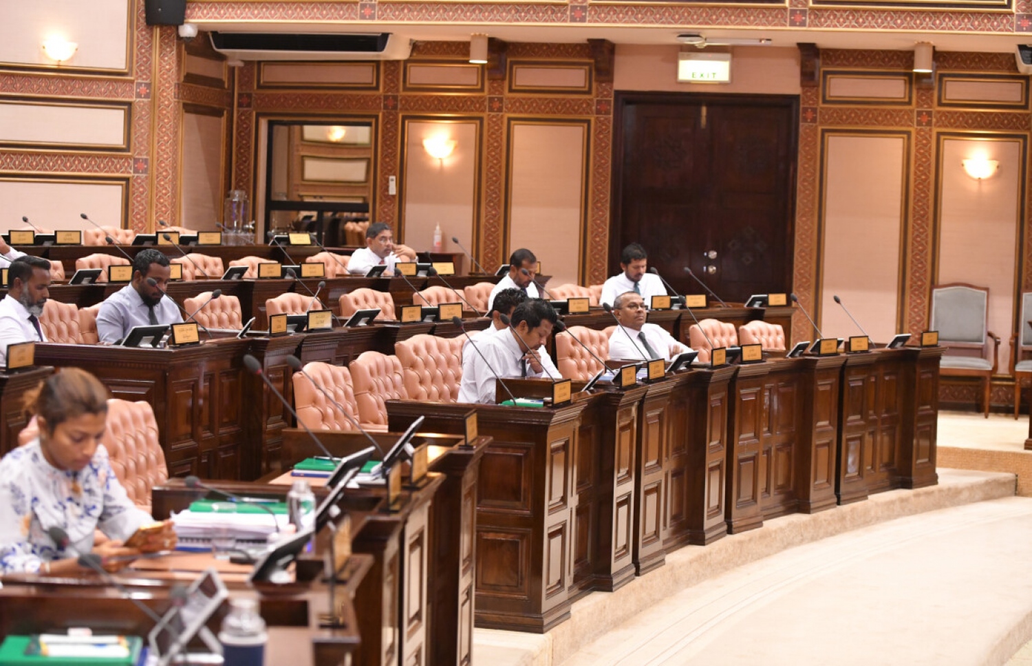 މަޖިލީހުގެ ޖަލްސާއެއްގައި މެމްބަރުން ބައިވެރިވެވަޑައިގަންނަވަނީ: މެމްބަރުން އަމިއްލައަށް މުސާރަ ބޮޑުކުރަން ކޮމިޓީން ނިންމުމުން ގިނަ ބައެއްގެ ނުރުހުން އަމާޒުވި. --ފައިލް ފޮޓޯ: މަޖިލީހުގެ އިދާރާ