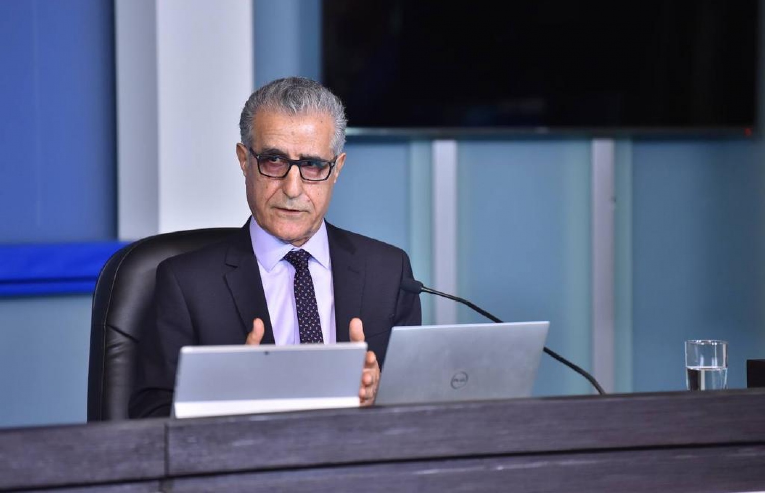 މޭ 6 މައްސަލައިގެ ތަހުގީގަށް ރައީސް އިބްރާހިމް މުހައްމަދު ސޯލިހު އައްޔަން ކުރެއްވި މަންދޫބު، އައްބާސް ފާއިޒް މިއަދު ބޭއްވި ނޫސްވެރިންގެ ބައްދަލުވުމުގެ ތެރެއިން -- ފޮޓޯ: ރައީސް އޮފީސް