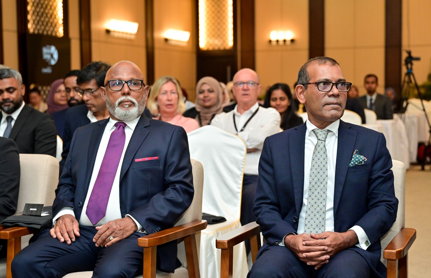 އޭޑީކޭގެ ބްރެއިން އެންޑް ސްޕައިން ކޮންފަރެންސް ފެށުމަށް މިއަދު ބޭއްވި ރަސްމިއްޔާތުގައި މަޖިލީހުގެ ރައީސް ނަޝިދު އަދި އޭޑީކޭ ކުންފުނީގެ ޗެއާމަން ނާޝިދު (ވ) ބައިވެރިވެވަޑައިގަންނަވަނީ-- ފޮޓޯ: ނިޝާން އަލީ/ މިހާރު