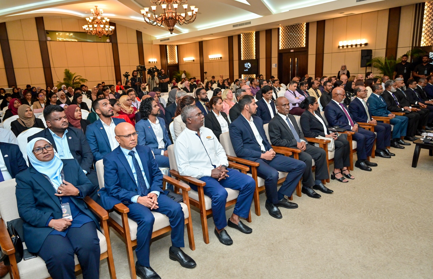 އޭޑީކޭގެ ބްރެއިން އެންޑް ސްޕައިން ކޮންފަރެންސް ފެށުމަށް މިއަދު ބޭއްވި ރަސްމިއްޔާތުގައި ބައިވެރިވެވަޑައިގެންނެވި ބައެއް ބޭފުޅުން.-- ފޮޓޯ: ނިޝާން އަލީ/ މިހާރު