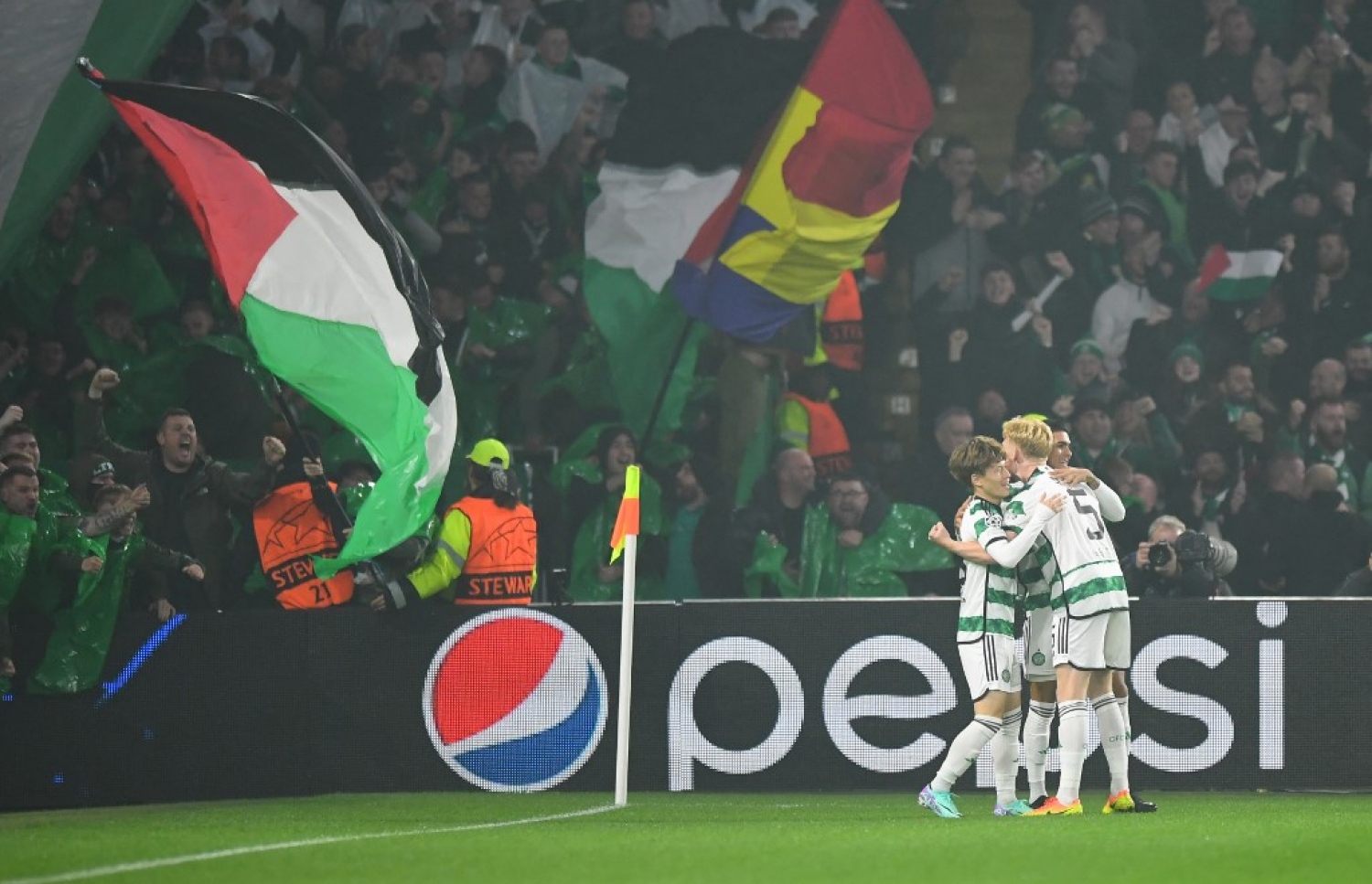 އެތުލެޓިކޯ ކޮޅަށް ގޯލެއް ޖެހުމަށް ފަހު ސެލްޓިކް ކުޅުންތެރިން އުފާފާޅުކުރާއިރު، ސަޕޯޓަރުން ވެސް ފަލަސްތީނުގެ ދިދަ އާއެކު އުފާޅު ކުރުމުގައި.-- ފޮޓޯ: އޭއެފްޕީ