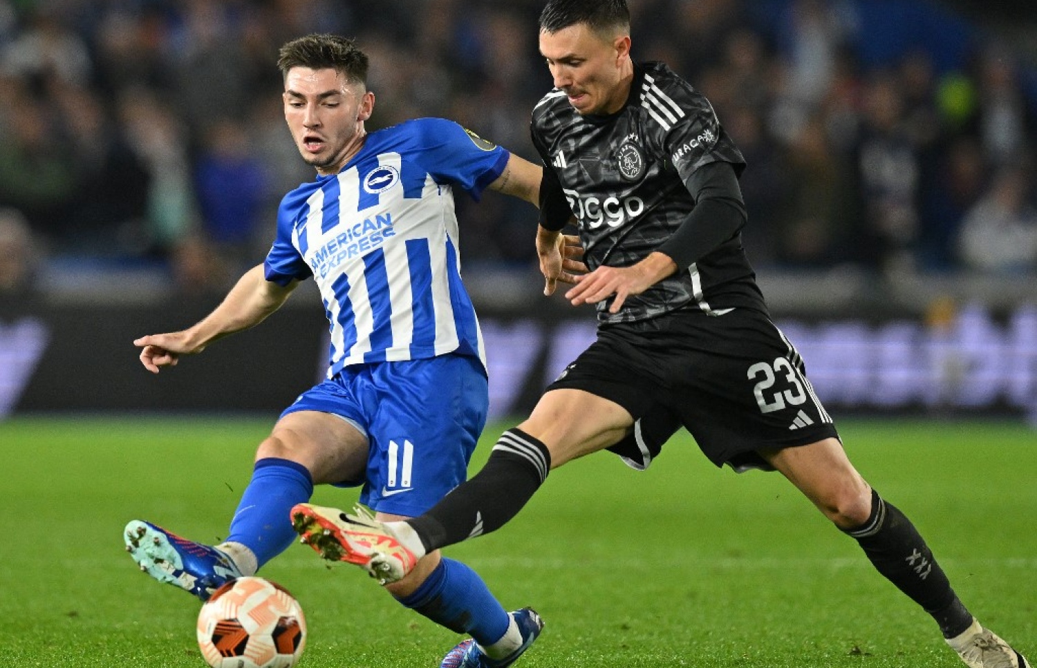 ބްރައިޓަންގެ ބިލީ ގިލްމޯ، އަޔެކްސް ކުޅުންތެރިއެއް އަތުން ބޯޅަ ހޯދަން މަސައްކަތް ކުރަނީ.-- ފޮޓޯ: އޭއެފްޕީ