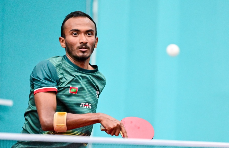 ފަހަތުން އަރައި މުންސިފް ބަލިކޮށް ޝައްފާނަށް ތަށި