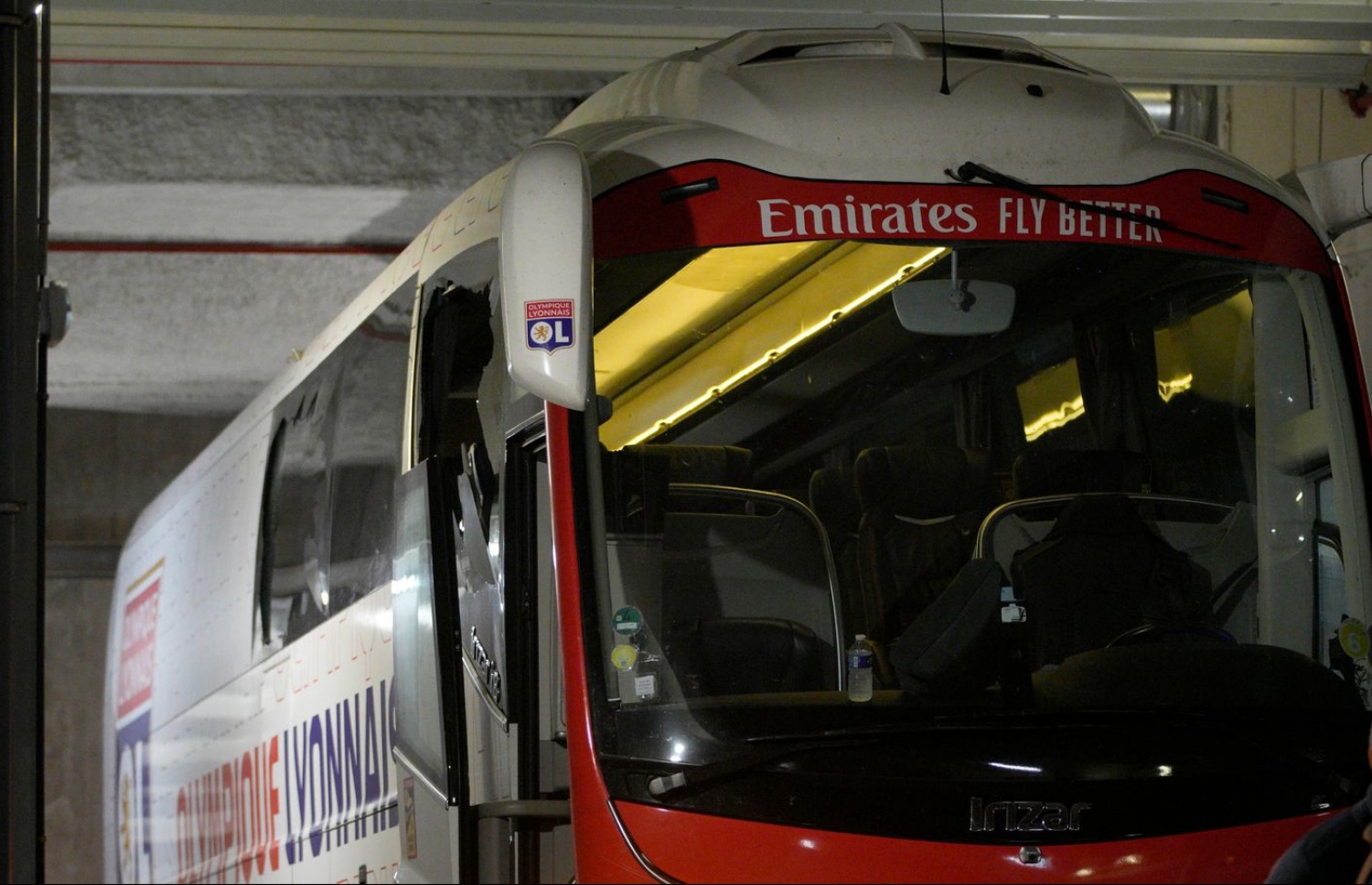 ލިޔޯން ޓީމު ދަތުރުކުރި ބަހުގެ ބިއްލޫރިތައް ތަޅާލައިފައި.--