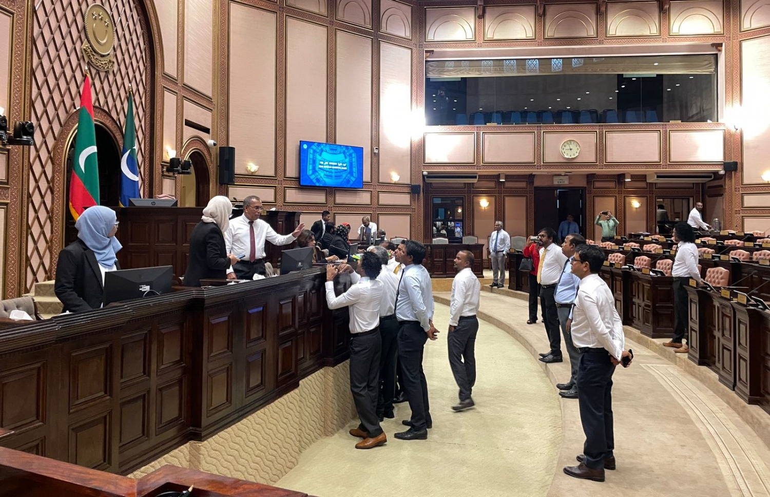 މަޖިލީހުގެ އިއްޔެގެ ޖަލްސާ ފެށުނަ ނުދޭން އެމްޑީޕީން މެމްބަރުން އިހުތިޖާޖު ކުރަނީ. --