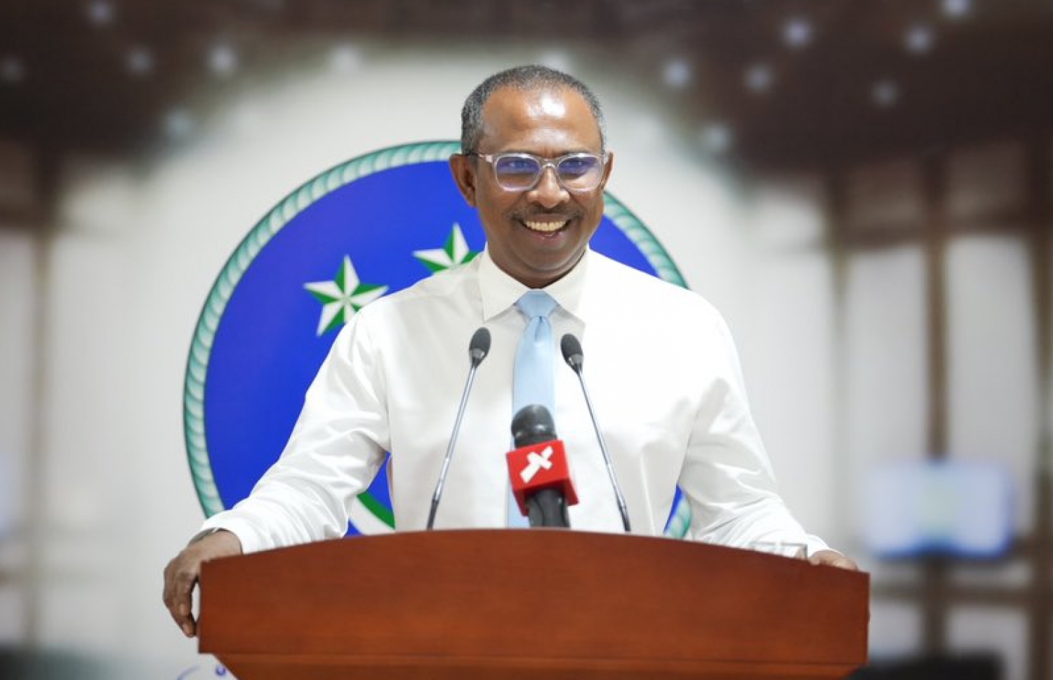 ޑިމޮކްރެޓްސްގެ ޕީޖީ ލީޑަރު އާޒިމް މިއަދު ނޫސްވެރިންގެ ބައްދަލުވުމުގައި ވާހަކަދައްކަވަނީ.-- ފޮޓޯ: މަޖިލިސް