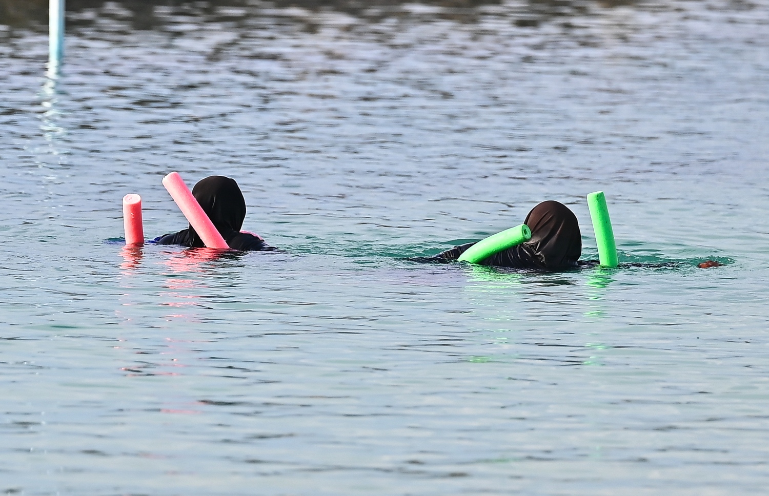 މޫދުގައި ދެ އަންހެނަކު ކަސްރަތުކުރަނީ: ކޯޗުން ސެޓިފައި ކުރެވޭނެ ގޮތެއް އަދި ނެތް.-- ފޮޓޯ: ފަޔާޒު މޫސާ | މިހާރު