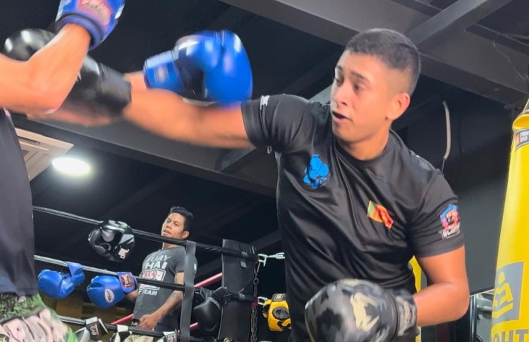 ވަރުގަދަ ފައިޓްގައި އައިޒެކްގެ ހިތް ދިވެހިންނާ އެކު