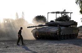 Israeli tanks and bulldozers are deployed along the Israel-Gaza border, amid the ongoing battles between Israel and the Palestinian group Hamas on November 4, 2023. -- Photo: Yuri Cortez / AFP