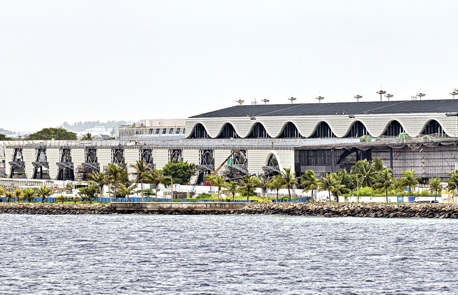 ވެލާނާ އިންޓަނޭޝަނަލް އެއާޕޯޓްގެ އާ ޓާމިނަލް: މި ތަނުގެ މަސައްކަތް 8 މަސް ތެރޭގައި ނިންމުމަކީ އިންތިހާބީ ރައީސްގެ ވަރަށް ބޮޑު އަމާޒެއް.---ފޮޓޯ: ނިޝާން އަލީ| މިހާރު