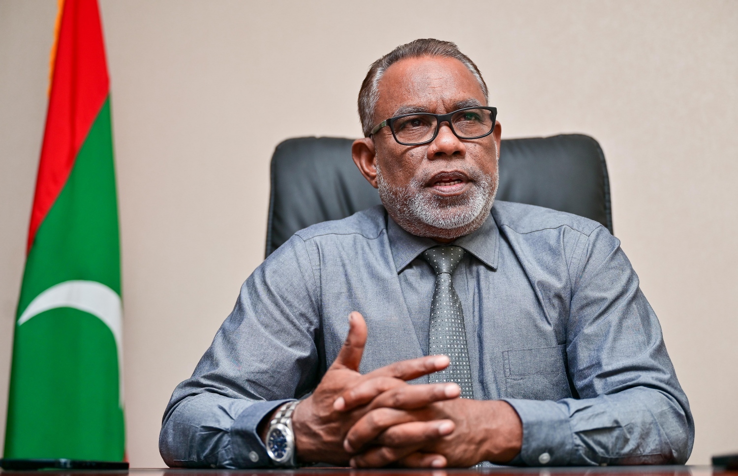 އަބްދުއްރަހީމް އިއްޔެ "މިހާރު" އަށް އިންޓަވިއު ދެއްވަނީ.---ފޮޓޯ: ފަޔާޒު މޫސާ| މިހާރު