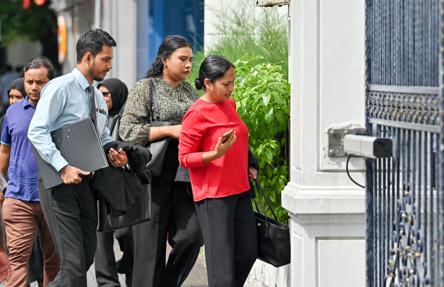 ބަންޑާރަ ނައިބުގެ ވަކީލުން މިއަދު ޝަރީއަތުގެ މަޖިލިހަށް ހާޒިރުވެ ކޯޓަށް ވަދެވަޑައިގަންނަވަނީ. -- ފޮޓޯ: ނިޝާން އަލީ / މިހާރު