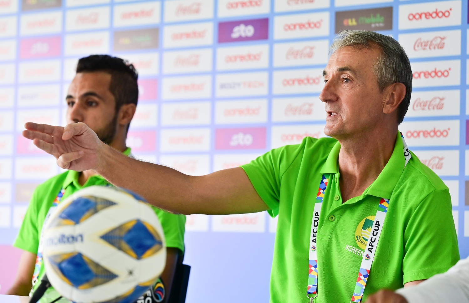 މިއަދުގެ ޕްރީ މެޗު ޕްރެސް ކޮންފަރެންސްގައި މާޒިޔާގެ ކޯޗު މިލޯ ވާހަކަ ދައްކަނީ --- ފޮޓޯ: ފަޔާޒު މޫސާ | މިހާރު