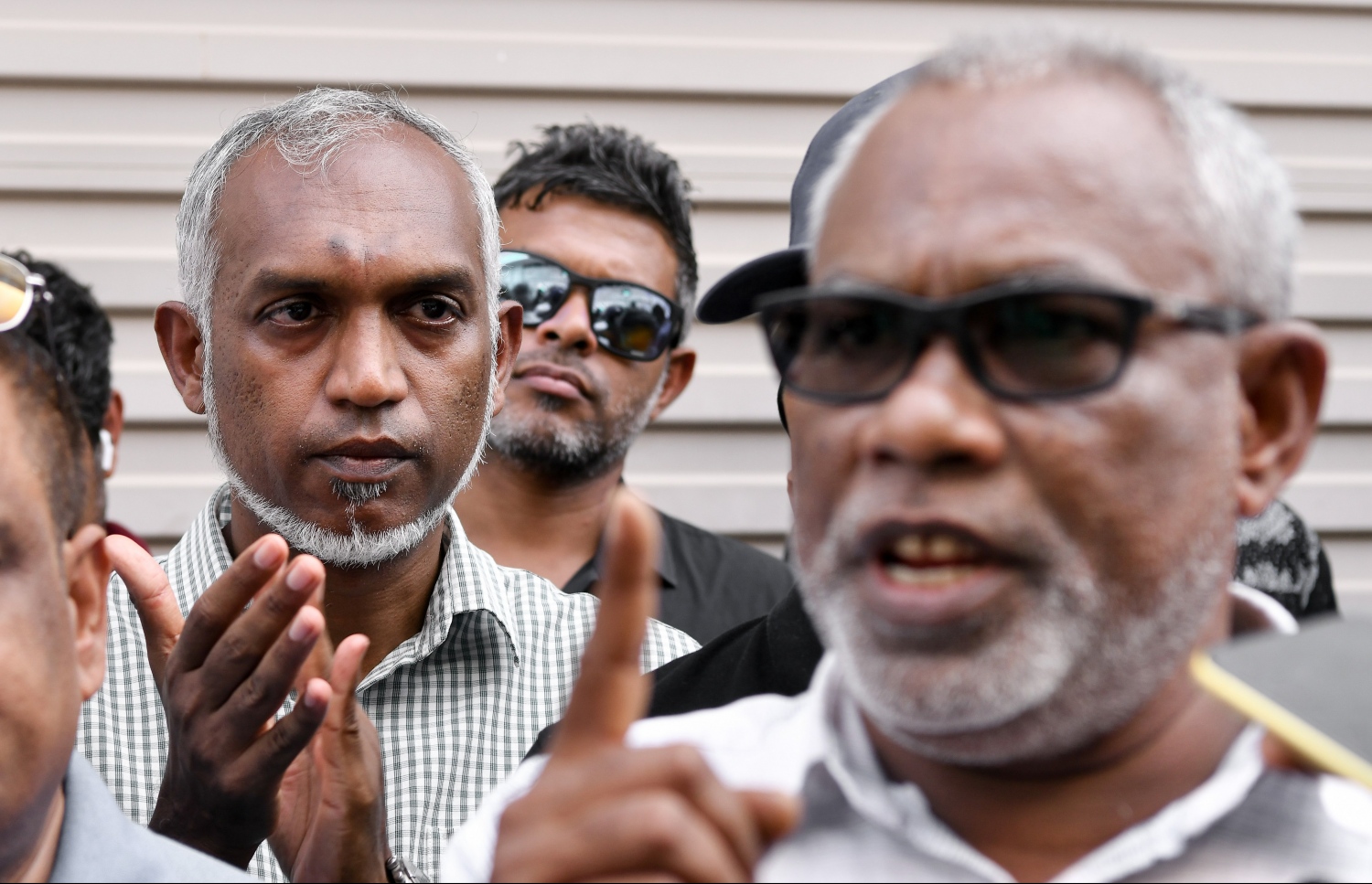 އަބްދުއްރަހީމް ވަރަށް ޖޯޝާއި ފޯރީގައި ވާހަކަ ދައްކަވާއިރު އިންތިހާބީ ރައީސް މުއިއްޒު އަޑުއައްސަވަނީ.---ފޮޓޯ: ނިޝާން އަލީ| މިހާރު