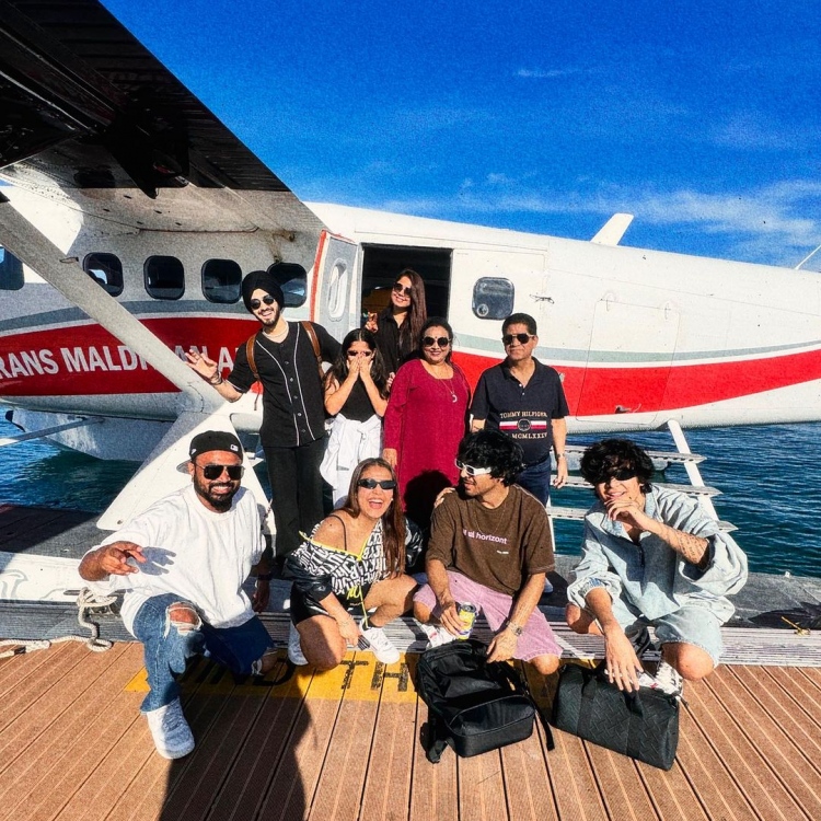 އިރުފުށި ރިސޯޓަށް ދަތުރުކުރި ސީޕްލޭންގެ ކުރިމަތީގައި ނޭހާ އޭނާގެ އާއިލާއާ އެކު ފޮޓޯއަކަށް ހުއްޓިލައިގެން.