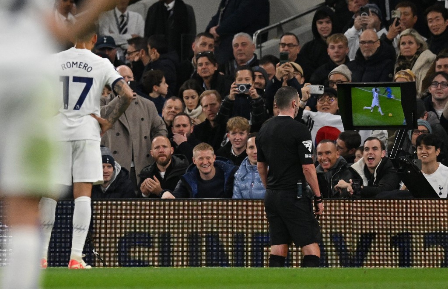 ރެފްރީ މައިކަލް އޮލިވާ، ވީއޭއާރު ރިވިއު އާއެކު މޮނީޓަރުން ރީޕްލޭ ބަލަނީ.-- ފޮޓޯ: އޭއެފްޕީ