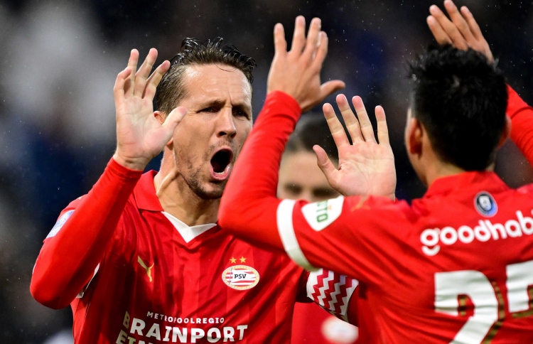 ފުރިހަމަ ރެކޯޑަކާ އެކު ހޮލެންޑް ލީގު ކުރީގައި ޕީއެސްވީ