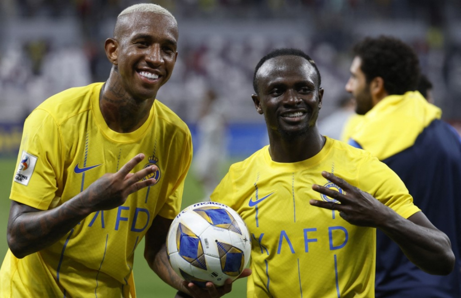 ޓަލިސްކާ (ވ) އާއި ސަޑިއޯ މާނޭ (ކ)، ރޭގެ މެޗަށް ފަހު އުފާފާޅުކުރަނީ.-- ފޮޓޯ: އޭއެފްޕީ