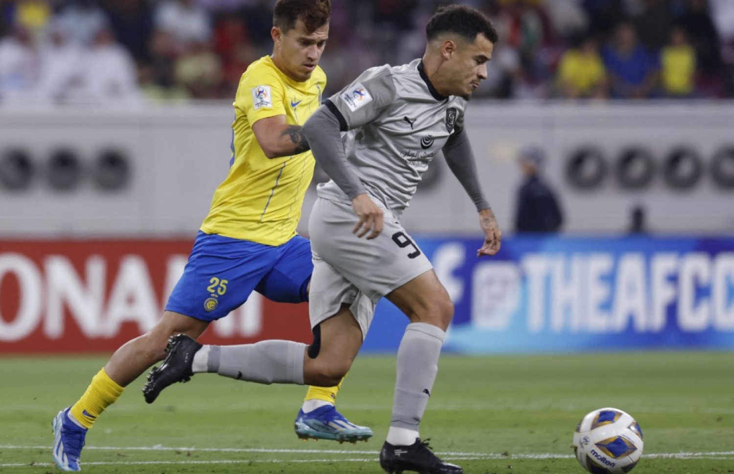 ރޭގެ މެޗުގައި ކުޓީނިއޯ ބޯޅަ ހިފައިގެން ކުރިއަށް ދަނީ، އޭޏާ ވަނީ ރޭގެ މެޗުގައި ދެ ގޯލު ޖަހައިފަ.-- ފޮޓޯ: އޭއެފްޕީ