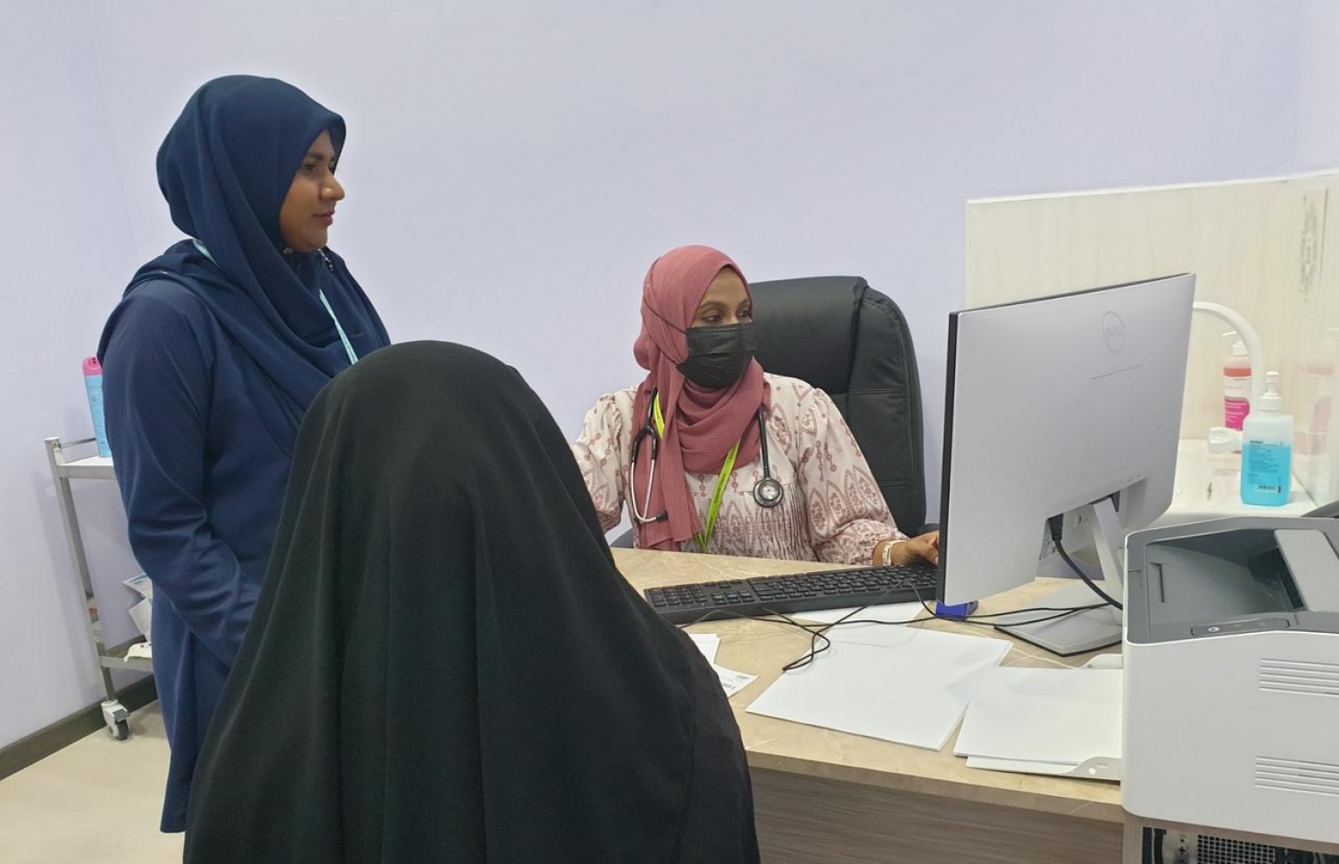 އުނގޫފާރު ހޮސްޕިޓަލްގެ ރިޕްރޮޑަކްޓިވް ހެލްތު ސެންޓަރުގައި ޑޮކްޓަރަކު، މީހަކު ބަލަނީ.-- ފޮޓޯ: އުނގޫފާރު ހޮސްޕިޓަލް