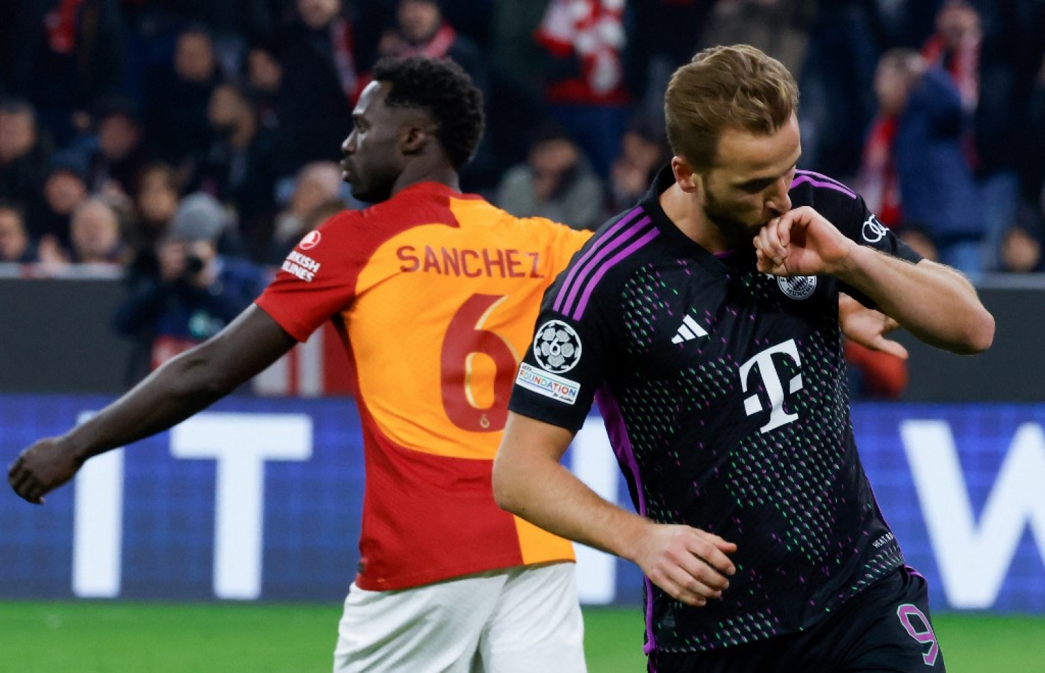 ހެރީ ކޭން ބެޔާނަށް ގޯލެއް ޖެހުމަށް ފަހު އުފާފާލުކުރަނީ.-- ފޮޓޯ: އޭއެފްޕީ