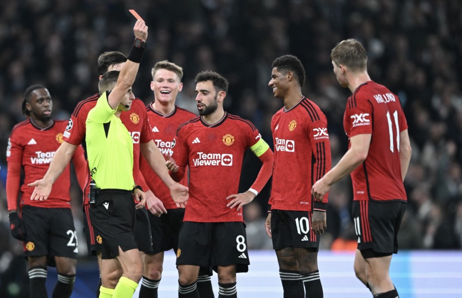 ޔުނައިޓެޑްގެ ރަޝްފޯޑް (ކ-2) އަށް ރެފްރީ ރަތް ކާޑު ދައްކަނީ.-- ފޮޓޯ: އޭއެފްޕީ