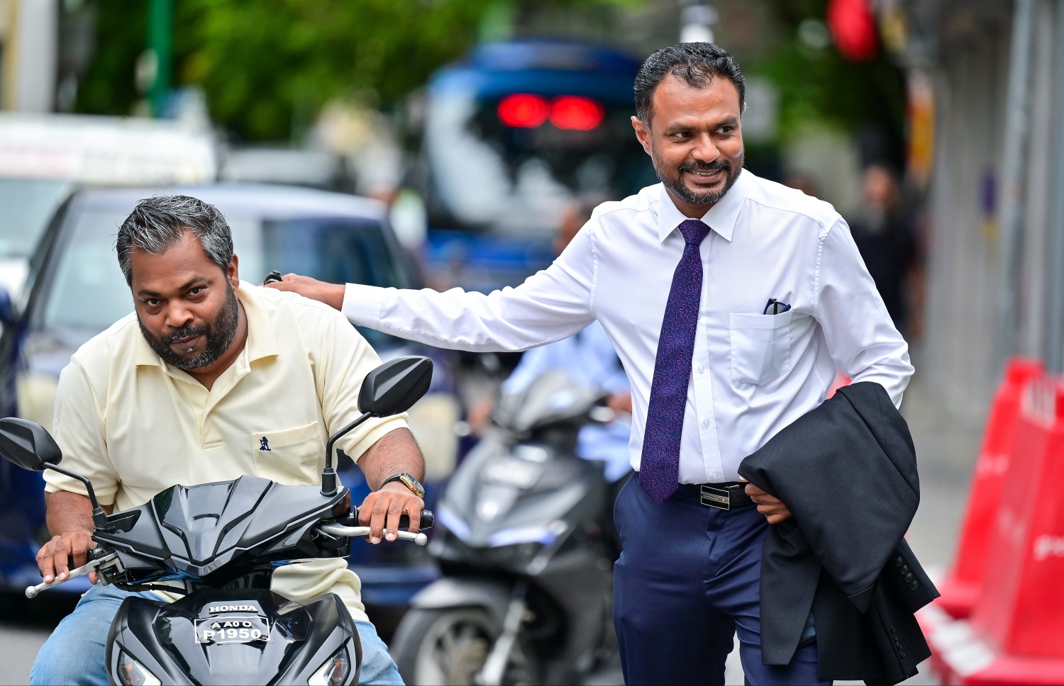 މަޖިލީހުގެ ރައީސްގެ އިތުބާރު ނެތްކަމުގެ މައްސަލާގައި އެމްޑީޕީން ހުށަހަޅާފައިވާ މައްސަލައިގެ ހުކުމް އިއްވުމުގެ އަޑުއެހުމަށް އެމްޑީޕީގެ ވަކީލް އަފީފް ވަޑައިގަންނަވަނީ: އެމްޑީޕީން އެދުނު ގޮތަށް އާ ރައީސް ހުވާ ކުރުން ހުއްޓޭ ގޮތަށް ކޯޓުން މާނަކޮށް ނުދިން .-- ފޮޓޯ: ފަޔާޒް މޫސާ / މިހާރު