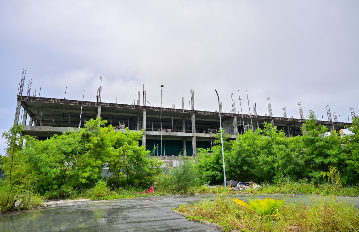 އެފްއޭއެމް ސްކޫލް ހެދުމަށް ދޫކޮށްފައިވާ ސަރަަހައްދުގައި އިމާރާތެއް ހަދަން ފަށާފައި: މިހާތަނަށް ވެސް ހިދުމަތް ދެވޭ ވަރެއް ނުވޭ - ފޮޓޯ: ފަޔާޒު މޫސާ / މިހާރު