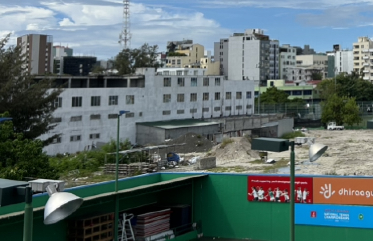 މާފަންނު ސްޓޭޑިއަމްގައި ދަނޑު އަޅަން ދޫކޮށްފައި ބިމުގެ އެއް ކައިރީގައި އާ އެޅުމުގެ މަސައްކަތް ކުރުމަށް ބޭނުންވާ ސާމާނާއި ގާ ސްޓޮކްކޮށްފައި