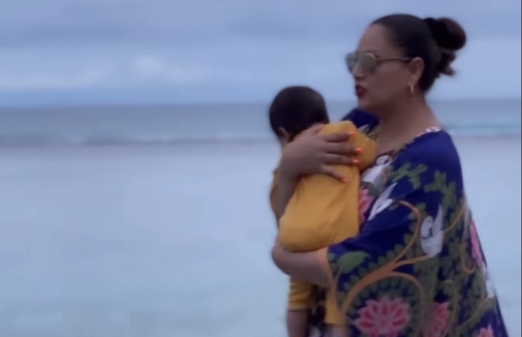 ބިޕާޝާ އާއިލާއާ އެކު ރެޑިސަން ބްލޫ މޯލްޑިވްސްގައި