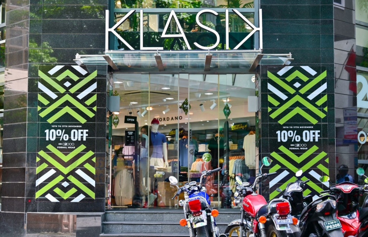 "ކްލެސިކް" ފިހާރައިގެ ބޭރު. -- ފޮޓޯ: ފަޔާޒް މޫސާ | މިހާރު