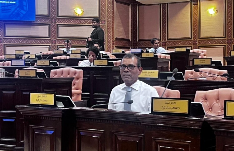 ނަޝީދު ދިރިއުޅުން ބަދަލުކުރެއްވީ މަޖިލީހަށް ނާންގަވާ!