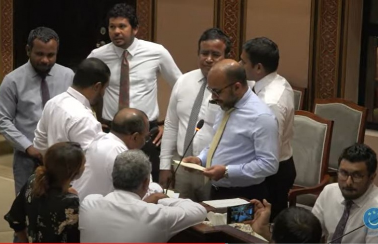 ޑެފިސިޓް ކުޑަނުކޮށް ކުރިއަށް ދެވޭނެ މަގު ހަނި: އަމީރު