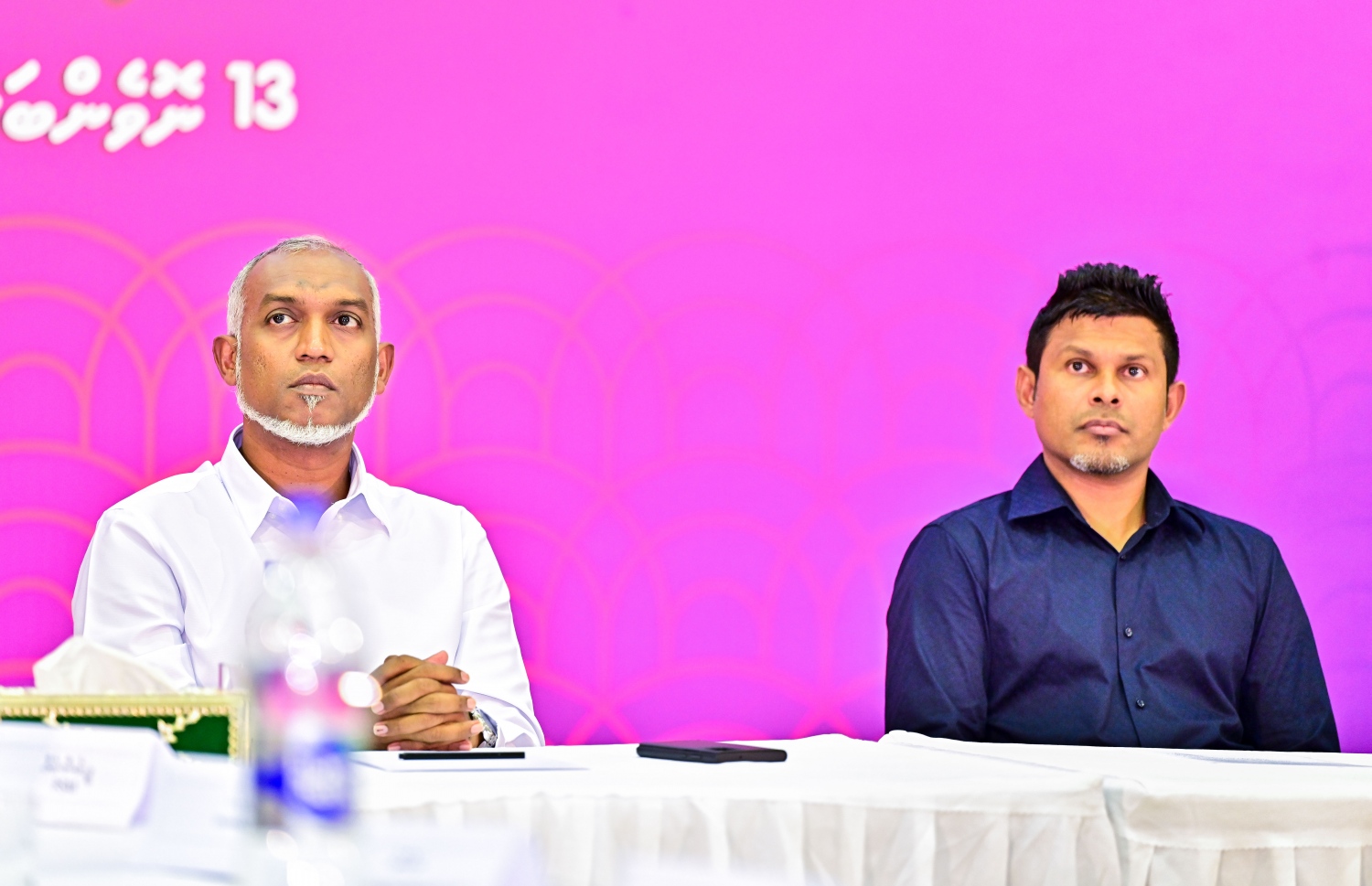 އިންތިހާބީ ރައީސް ޑރ. މުހައްމަދު މުއިއްޒު ދިވެހި މީޑިއާ ބައްދަލުކުރެއްވުމަށް ސޯޝަލް ސެންޓަރުގައި ބޭއްވި ބައްދަލުވުމުގައި އެމަނިކުފާނާއި އިންތިހާބީ ނައިބު ރައީސް ހުސެއިން މުހައްމަދު ލަތީފު.-- ފޮޓޯ: ފަޔާޒް މޫސާ | މިހާރު