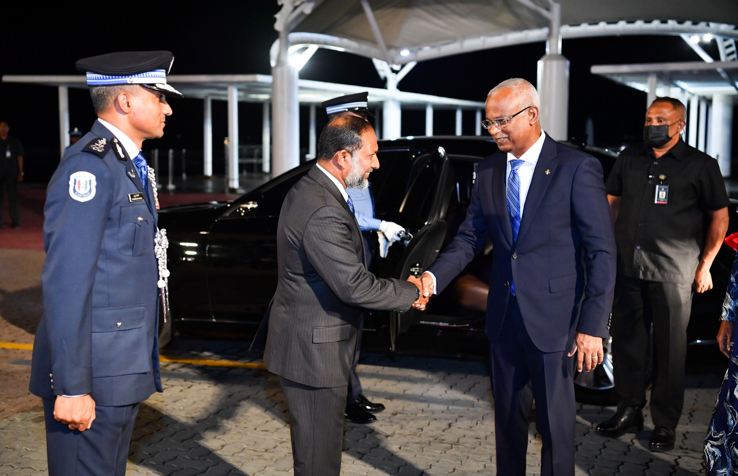 ރައީސާއި ހޯމް މިނިސްޓަރު އަދި ޕޮލިސް ކޮމިޝަނަރު --- ފޮޓޯ/ރައީސް އޮފީސް