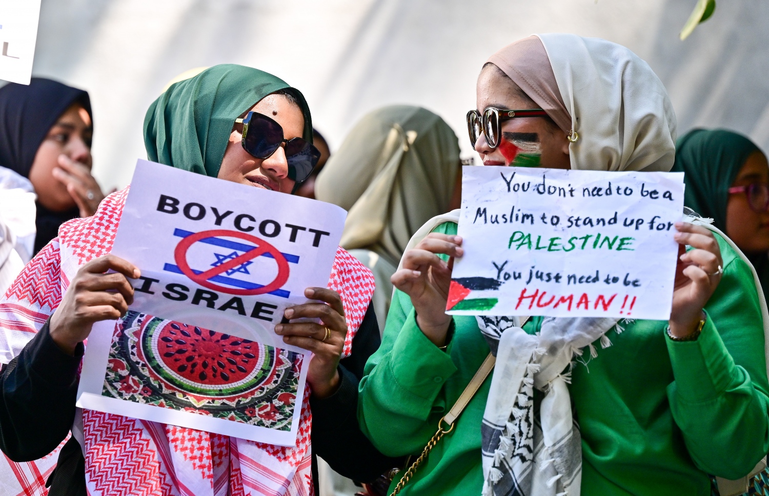 އިޒްރޭލު ޕާސްޕޯޓު މަނާ ކުރަން ގޮވާލާ ކުރި އިހުތިޖާޖުގެ ބައިވެރިންތަކެއް -- ފޮޓޯ: ފަޔާޒް މޫސާ/ މިހާރު