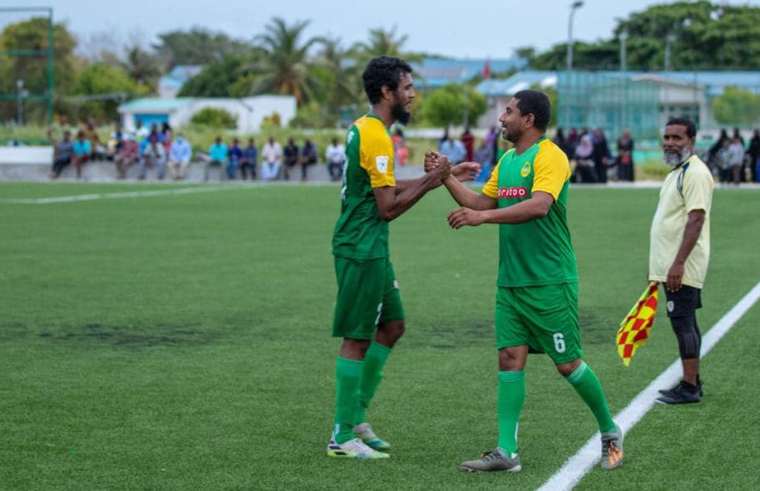 މާޒިޔާ އިން ކުޅުނު އެގްޒިބިޝަން މެޗެއްގައި މަހްލޫފް (ކ) އެ ޓީމުގެ ޖޯޒީ ލައިގެން --- ފައިލް ފޮޓޯ: ސްޕޯޓްސް މިނިސްޓްރީ