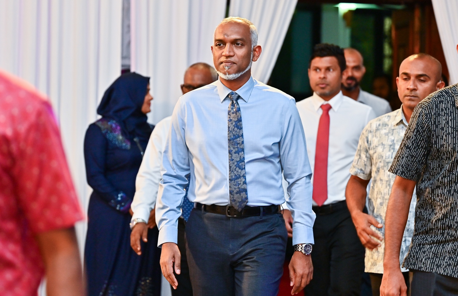 މުއިއްޒުގެ ވެރިކަމުގެ ފުރަތަމަ 100 ދުވަހުގެ ޕްލޭން އާންމުކުރަން ރޭ ބޭއްވި ރަސްމިއްޔާތުގައި އެ މަނިކުފާނު ބައިވެރިވެވަޑައިގަންނަވަނީ.---ފޮޓޯ: ފަޔާޒު މޫސާ|މިހާރު